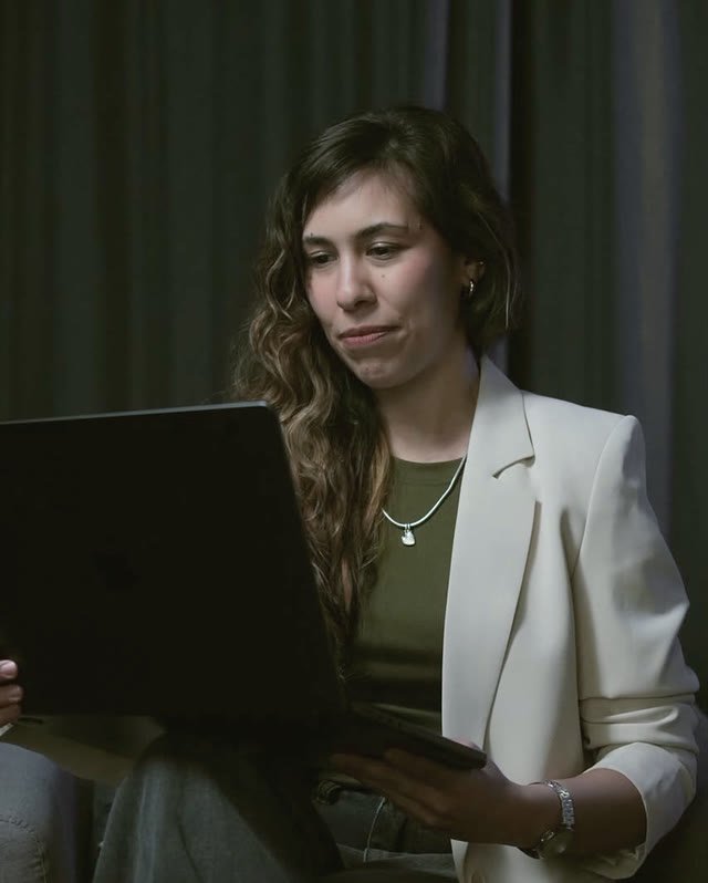 Camila Márquez revisando una causa en su computadora